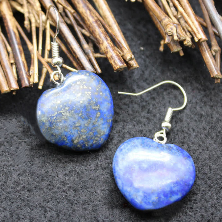 Pendientes curativos con forma de corazón de cristal natural.