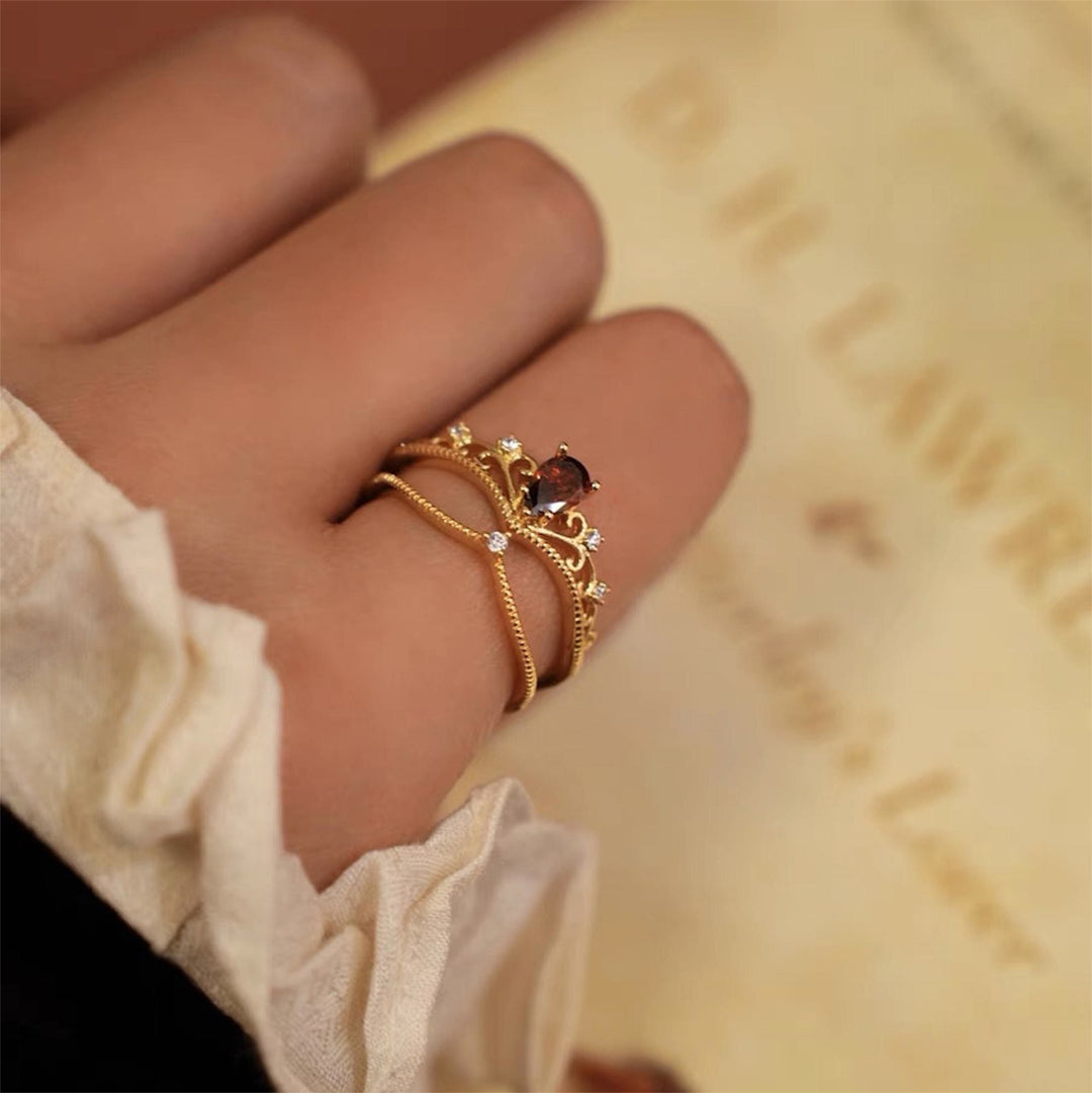 Juego de anillos ajustables apilables con corona de granate rojo de Olivenorma