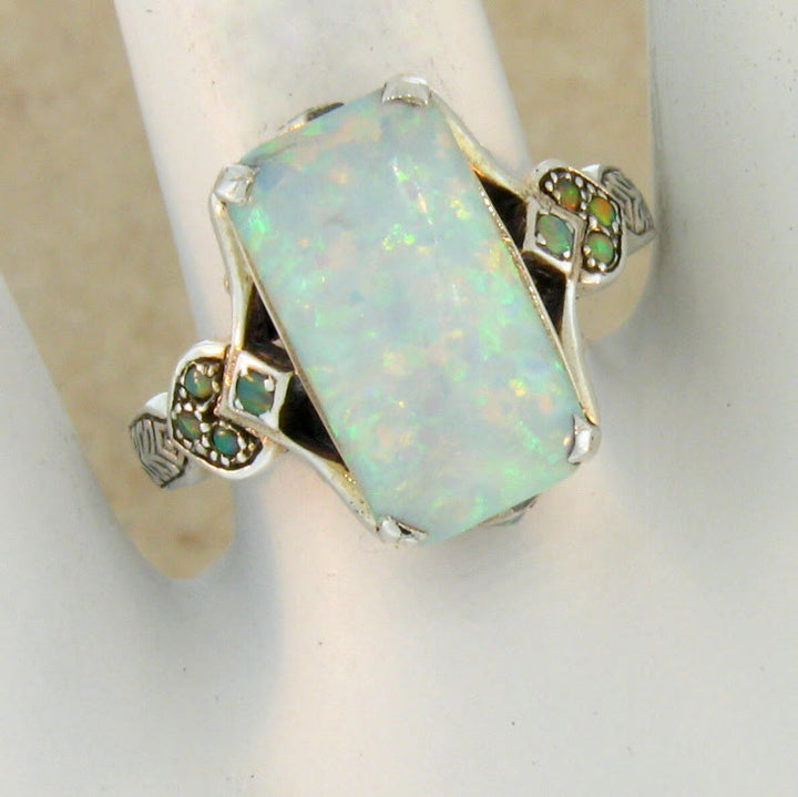 Anillo de plata antigua con ópalo blanco cuadrado de Olivenorma