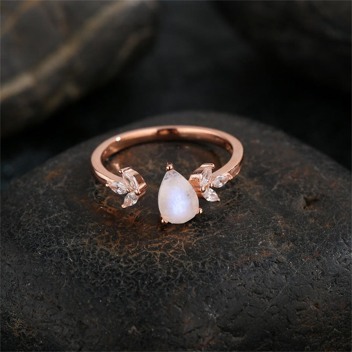 Anillo ajustable con hoja de circón blanco y piedra lunar facetada de Olivenorma