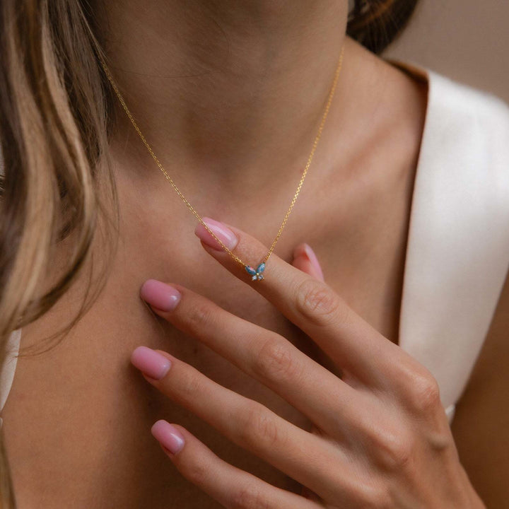 Collar de acero y titanio con colgante de mariposa de ópalo azul y rosa de Olivenorma