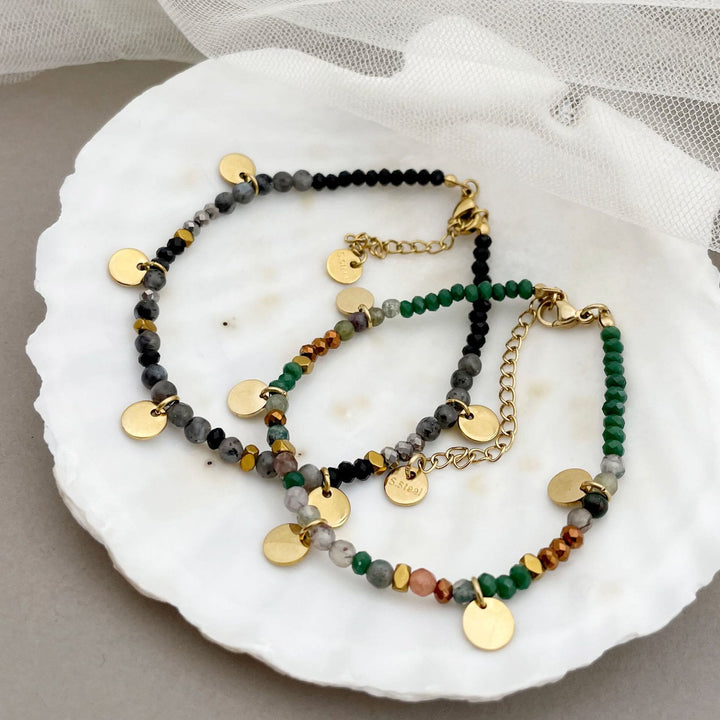 Pulsera con dijes de disco de titanio y cuentas de piedra natural de Olivenorma