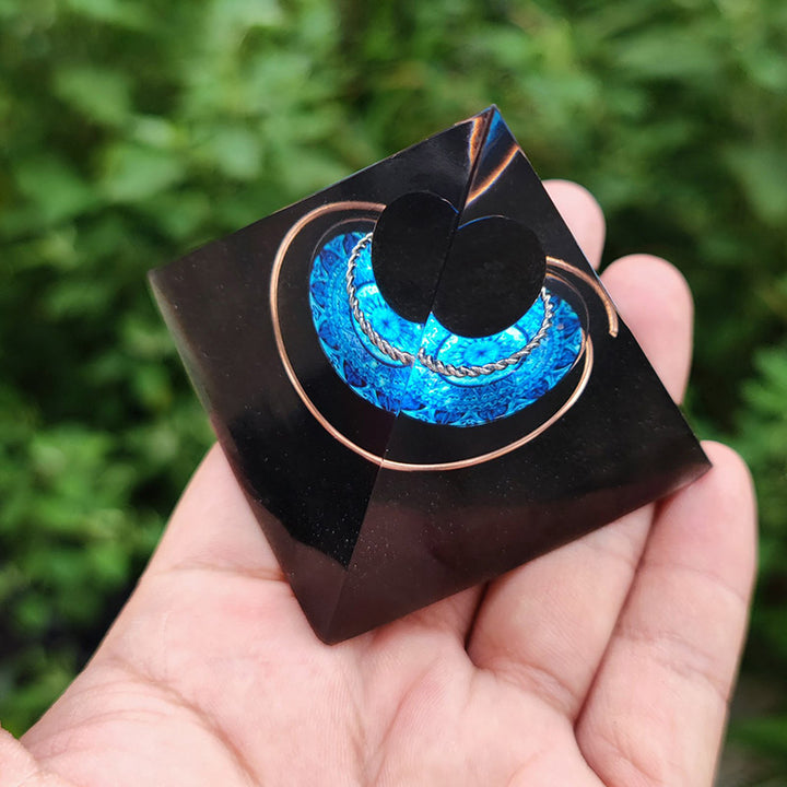 Pirámide de energía orgónica con esfera de obsidiana de Olivenorma