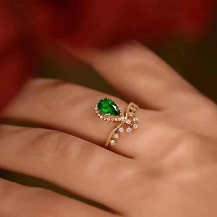 Anillo delicado con circonitas y esmeralda de Olivenorma