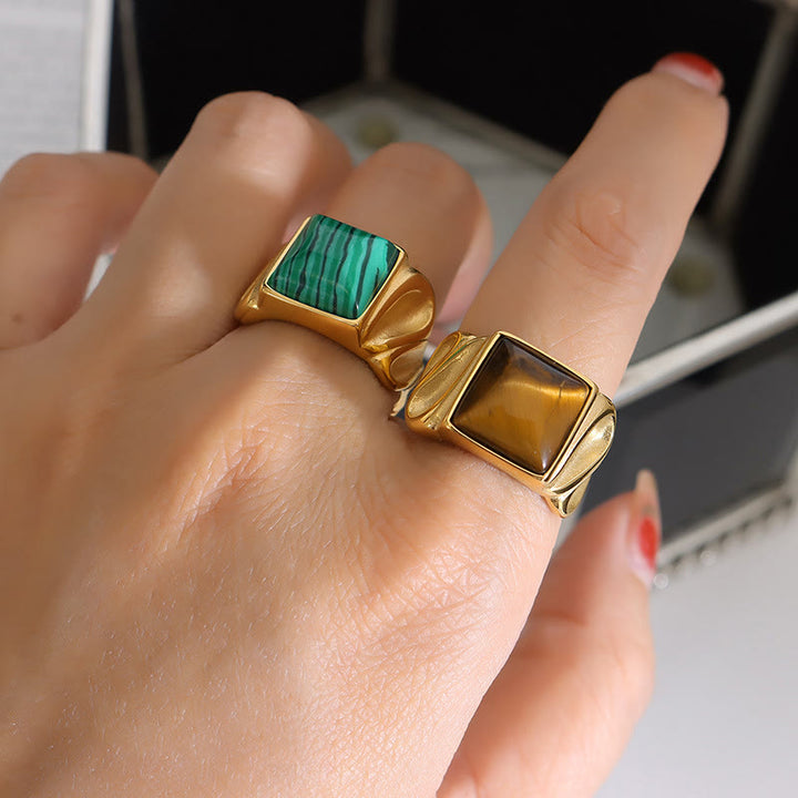Anillo de titanio, plata y oro con ojo de tigre y malaquita cuadrada de Olivenorma