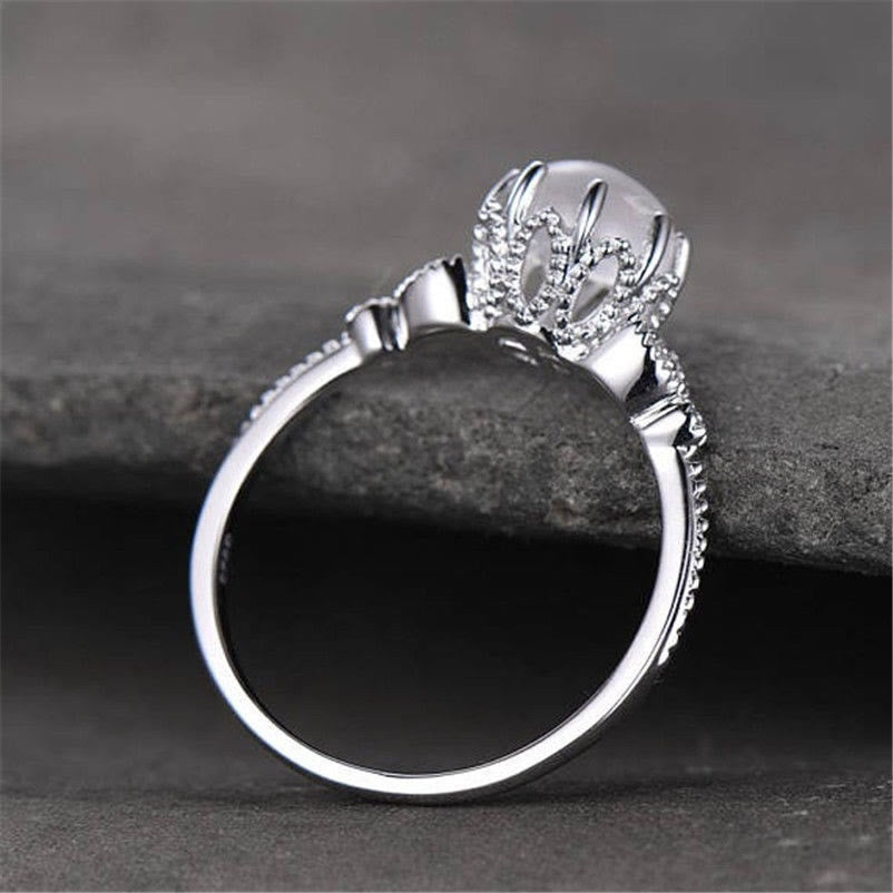 Anillo de piedra lunar redondo con ópalo y circonita blanca de Olivenorma 