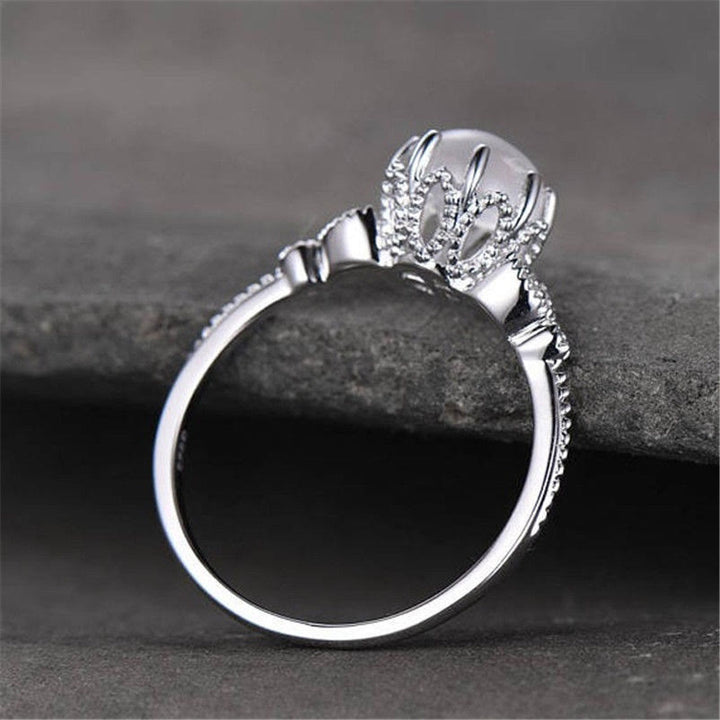 Anillo de piedra lunar redondo con ópalo y circonita blanca de Olivenorma 