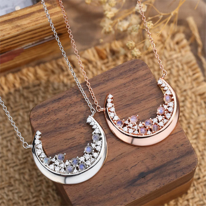 Collar con colgante de piedra lunar natural en forma de media luna de Olivenorma S925