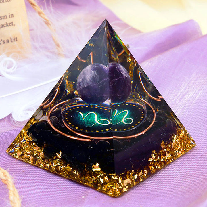 Pirámide de orgón del zodiaco Capricornio con esfera de amatista y obsidiana de Olivenorma