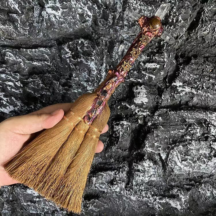 Adorno ritual de bruja con escoba de cristal de Olivenorma