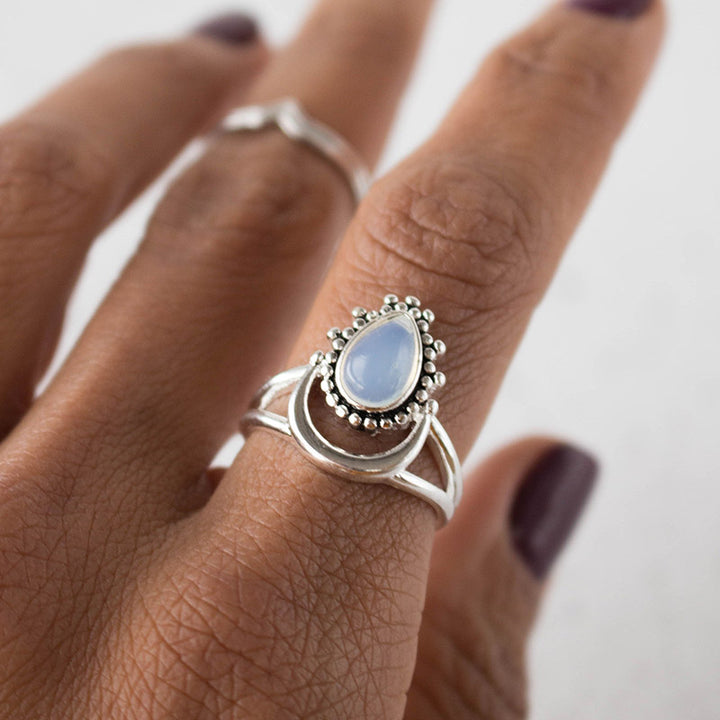 Anillo de piedra lunar con forma de luna creciente