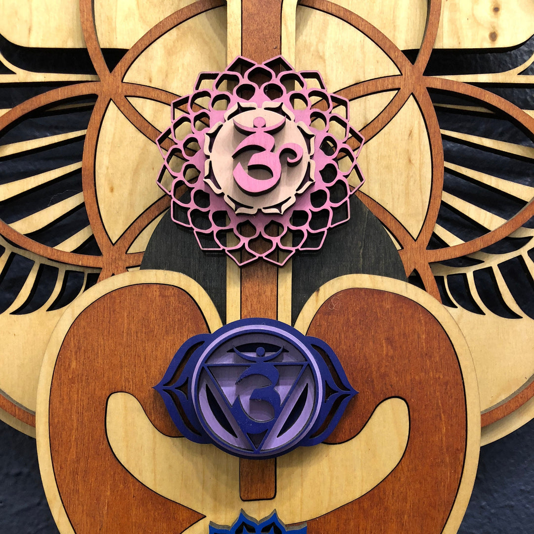 Decoración de pared de madera teñida pintada a mano con el chakra Kundalini de Olivenorma