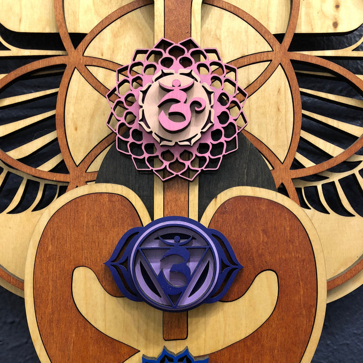 Decoración de pared de madera teñida pintada a mano con el chakra Kundalini de Olivenorma