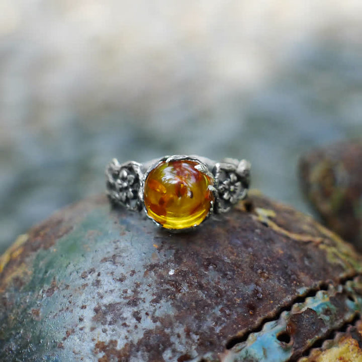 Anillo antiguo de plata con flor de ámbar.