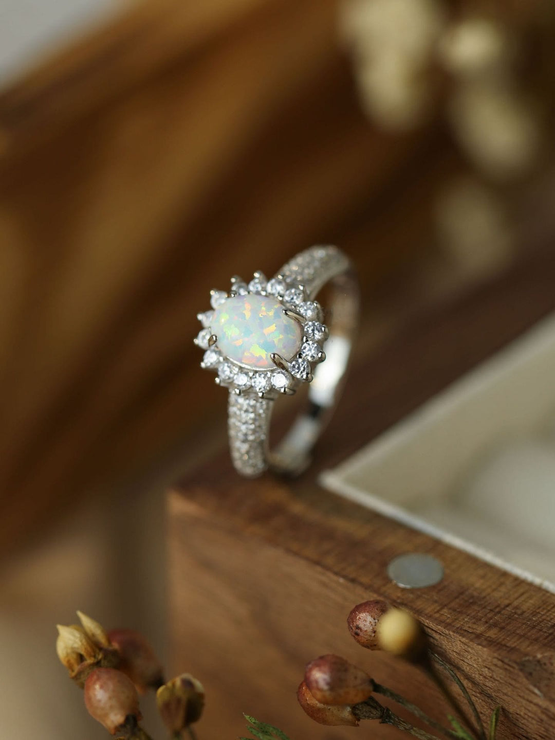 Anillo con flor de circonita blanca y ópalo de Olivenorma 