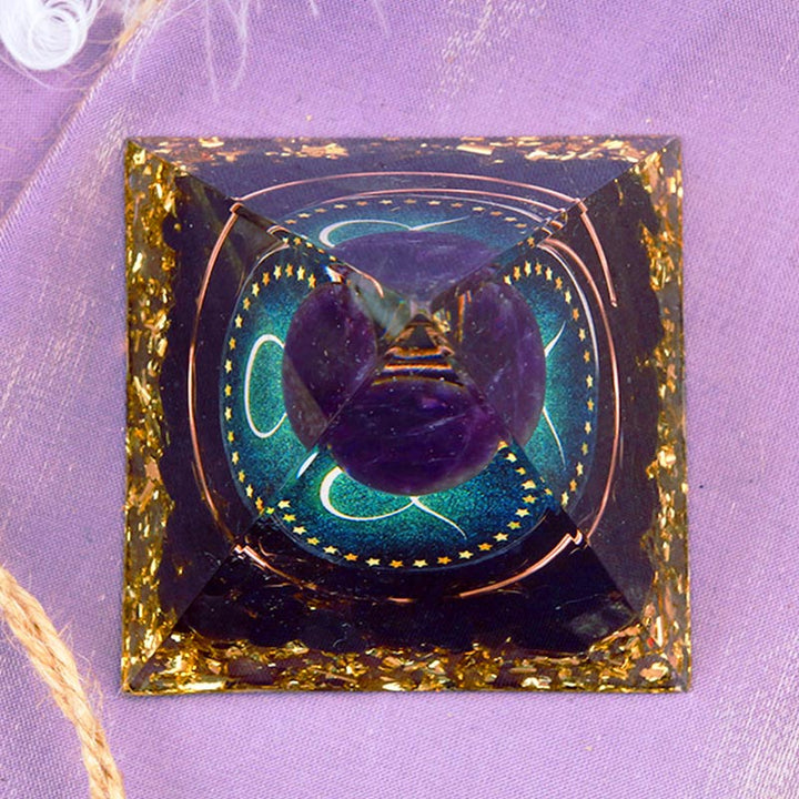 Pirámide de orgón del zodiaco Tauro con esfera de amatista y obsidiana de Olivenorma 