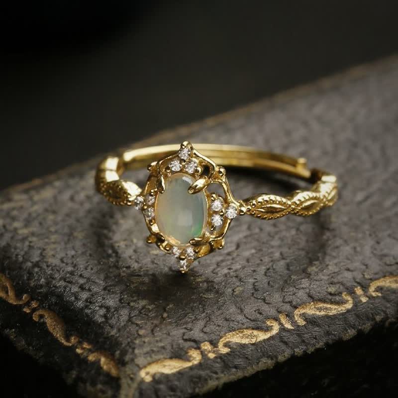 Anillo ajustable de lujo con ópalo ligero de Olivenorma