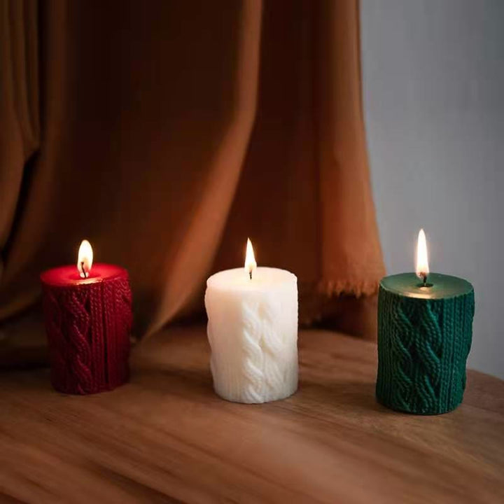 Vela con forma de calcetín navideño hecha con ovillo de lana y guante grabado de Olivenorma 