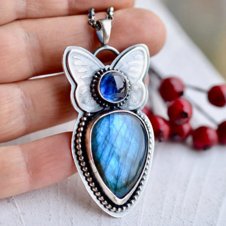 Colgante de labradorita con diseño de mariposa de Olivenorma 