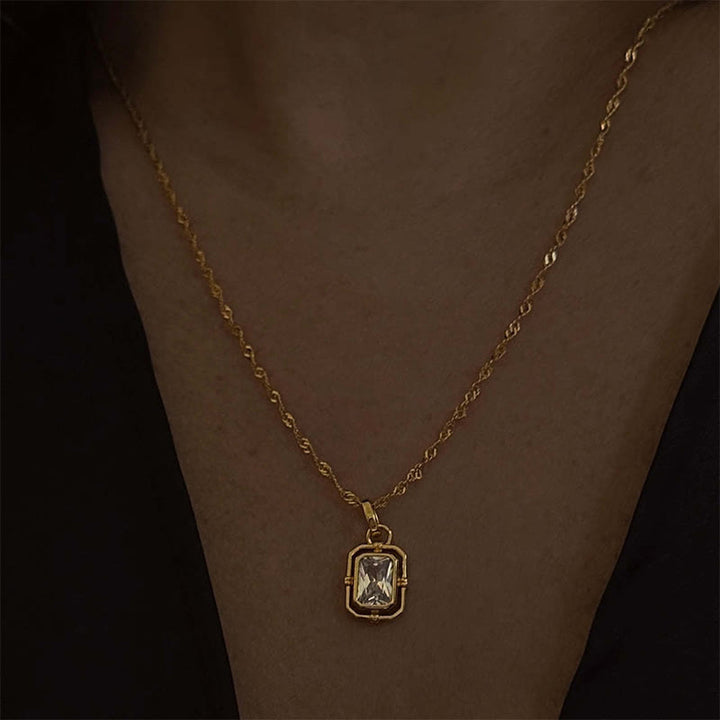 Collar de acero y titanio con circonitas cuadradas y cadena de ondas de agua de Olivenorma 