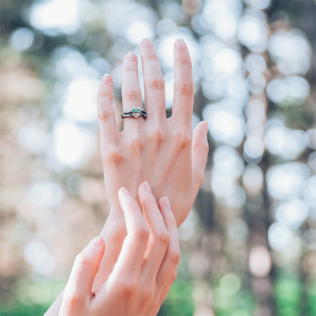 Anillo de compromiso de plata con búho en la rama y esmeralda de Olivenorma 