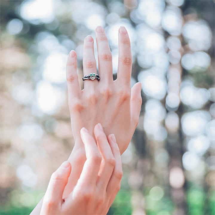 Anillo de compromiso de plata con búho en la rama y esmeralda de Olivenorma 