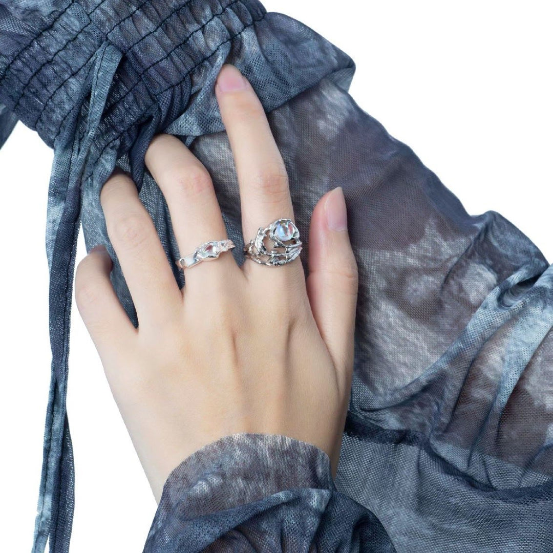 Anillo de piedra lunar con diseño de ramas irregulares de Olivenorma