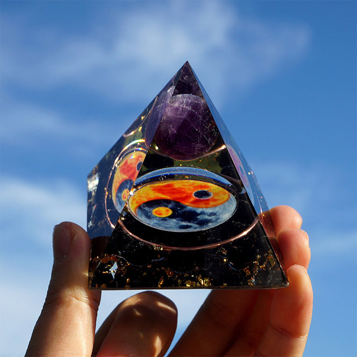 Pirámide orgónica de equilibrio Yin Yang de la serie Amatista de Olivenorma 