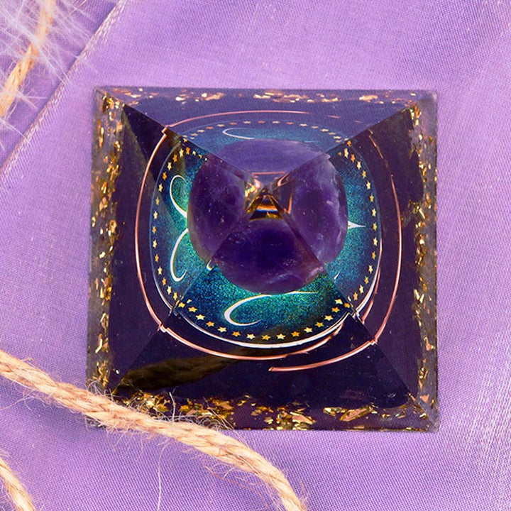 Pirámide de orgón del zodiaco Aries con esfera de amatista y obsidiana de Olivenorma 
