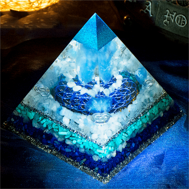 Pirámide de orgón con torre de cristal de aguamarina y espíritu limpio de Olivenorma