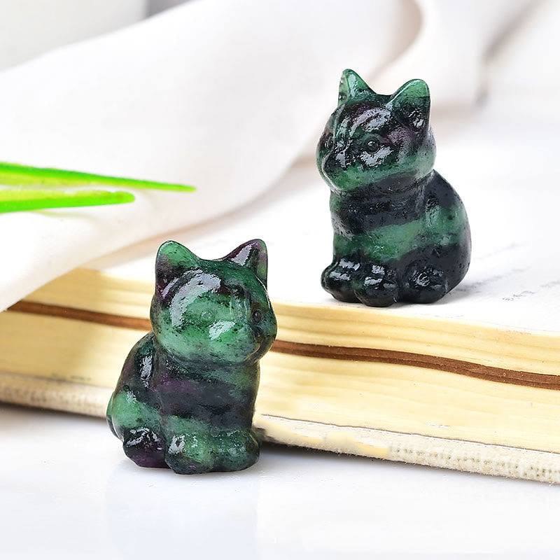 Artesanías con talladas de piedras preciosas y gatitos de cristal de Olivenorma.