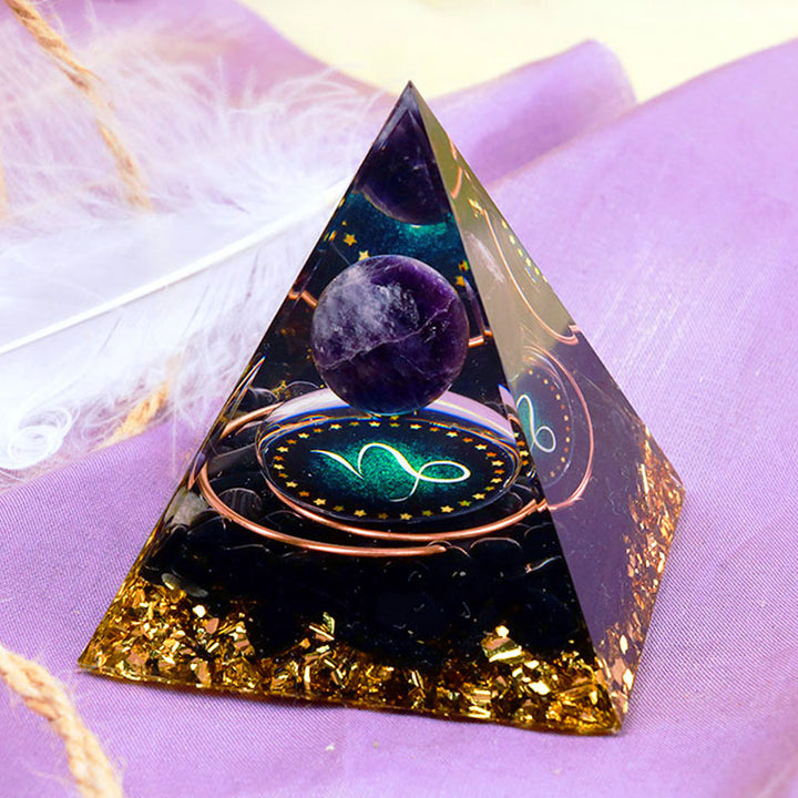 Pirámide de orgón del zodiaco Capricornio con esfera de amatista y obsidiana de Olivenorma