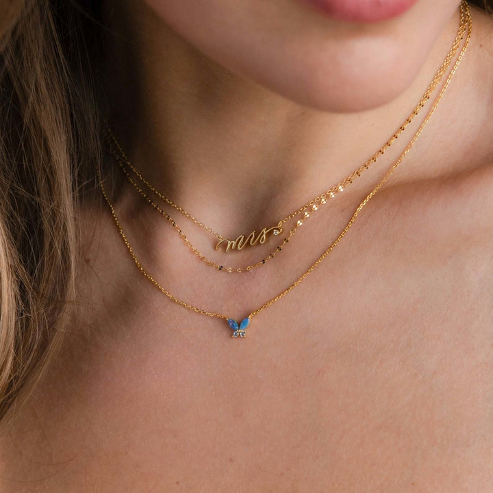 Collar de acero y titanio con colgante de mariposa de ópalo azul y rosa de Olivenorma
