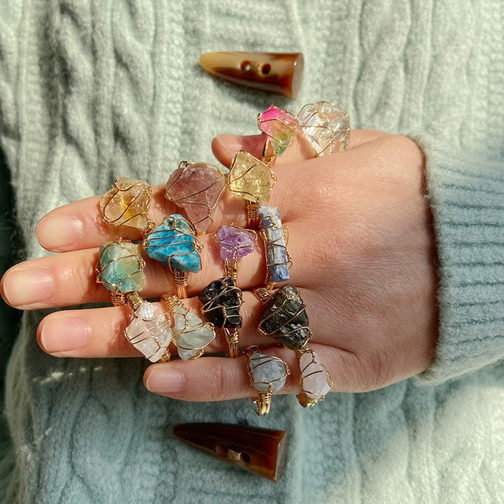 Anillo de piedra preciosa envuelta en alambre irregular en bruto natural de Olivenorma