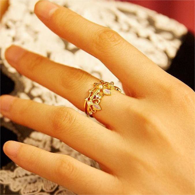 Anillo con corona de Rapunzel y perla de agua dulce opalita de Olivenorma 