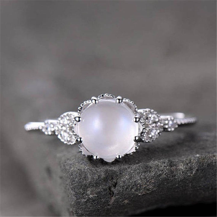 Anillo de piedra lunar redondo con ópalo y circonita blanca de Olivenorma 
