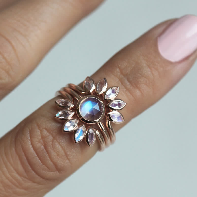 Anillo de 3 piezas con piedra lunar y flor de sol de Olivenorma “Diosa de las mareas”