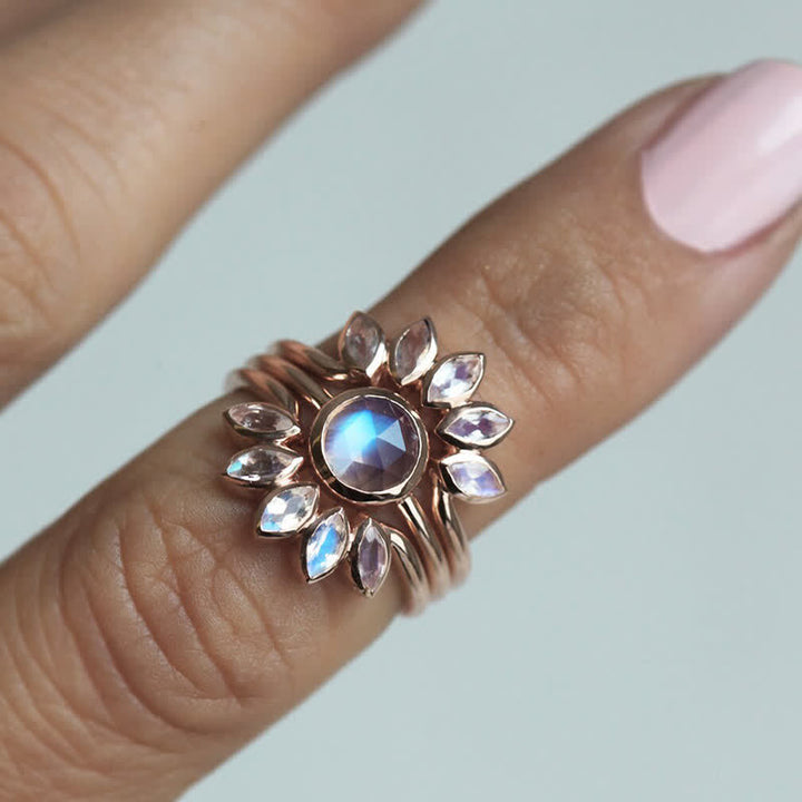 Anillo de 3 piezas con piedra lunar y flor de sol de Olivenorma “Diosa de las mareas”