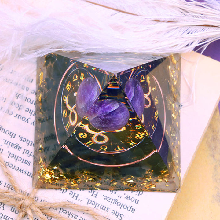 Pirámide de orgón del zodiaco Capricornio con esfera de amatista y obsidiana de Olivenorma