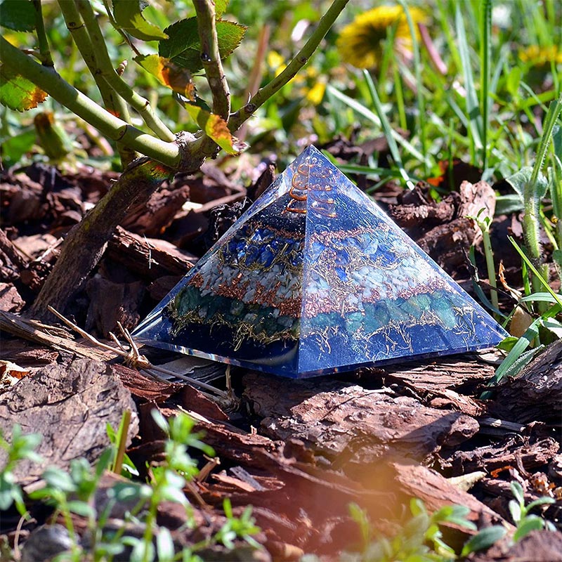 Pirámide de orgón de mazonita de Olivenorma con jade verde