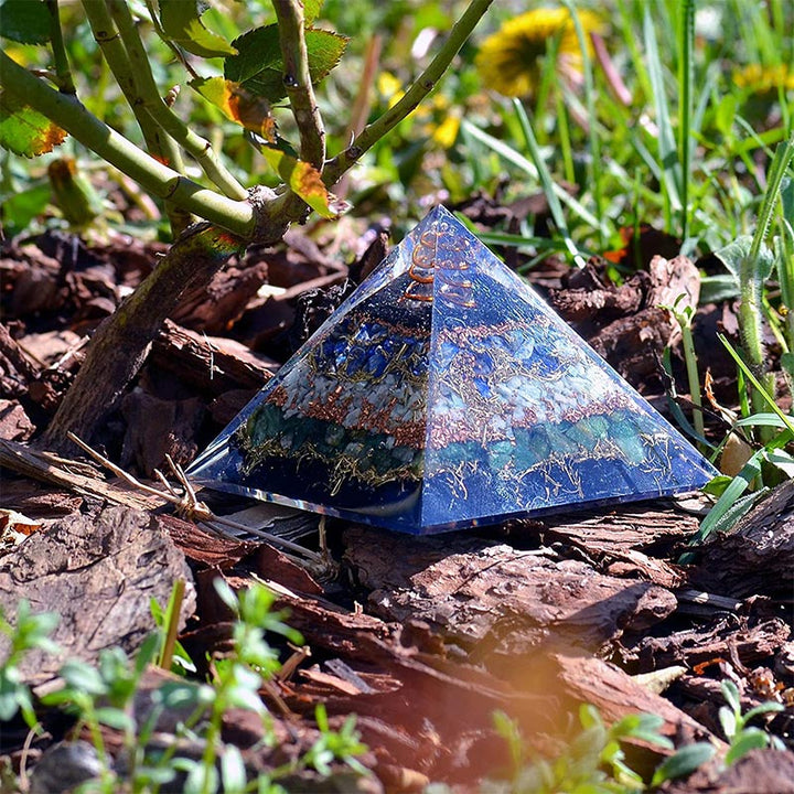 Pirámide de orgón de mazonita de Olivenorma con jade verde