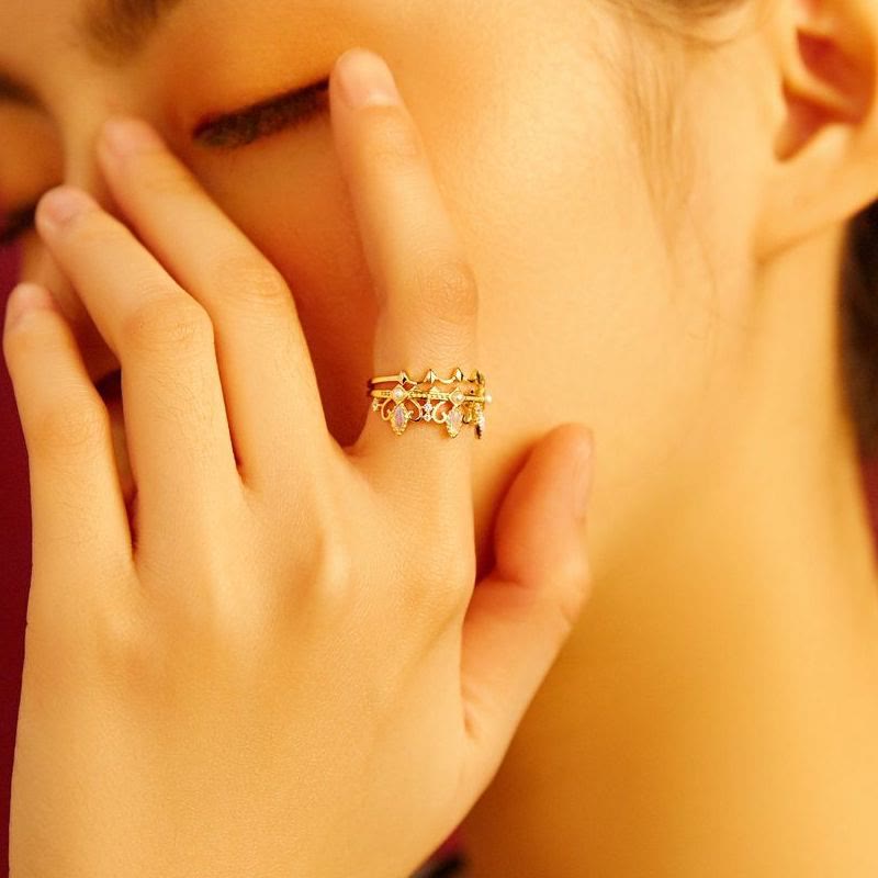 Anillo con corona de Rapunzel y perla de agua dulce opalita de Olivenorma 