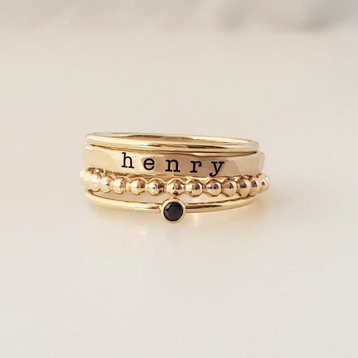 Anillo con grabado de nombre y piedra de nacimiento para regalo de madre de Olivenorma 