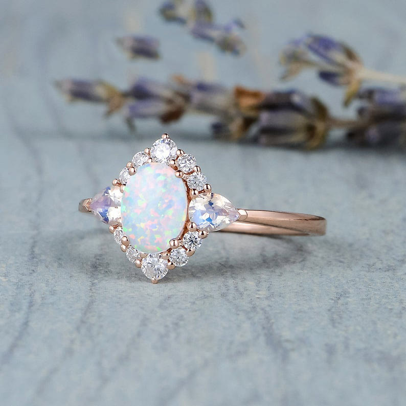 Anillo de mujer con ópalo, piedra lunar y circonita blanca de Olivenorma