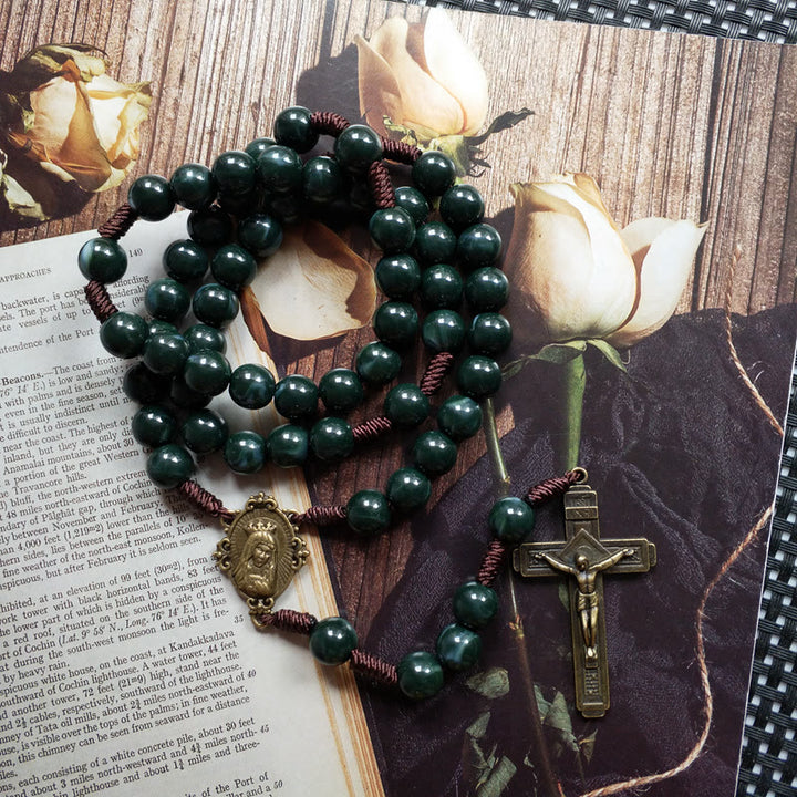 Collar con colgante de cruz con medalla sagrada de ágata musgosa de Olivenorma
