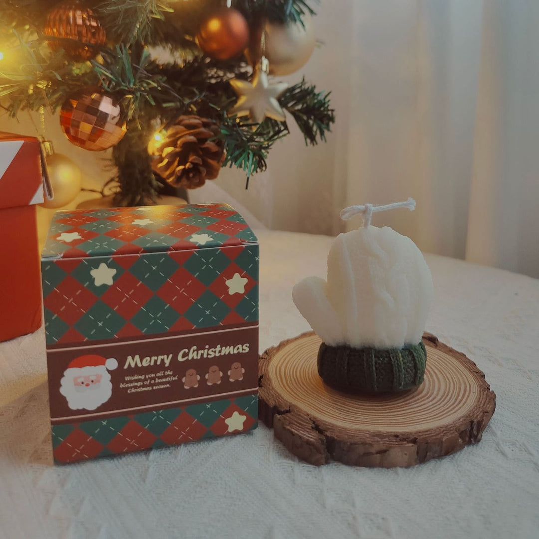 Vela con forma de calcetín navideño hecha con ovillo de lana y guante grabado de Olivenorma 