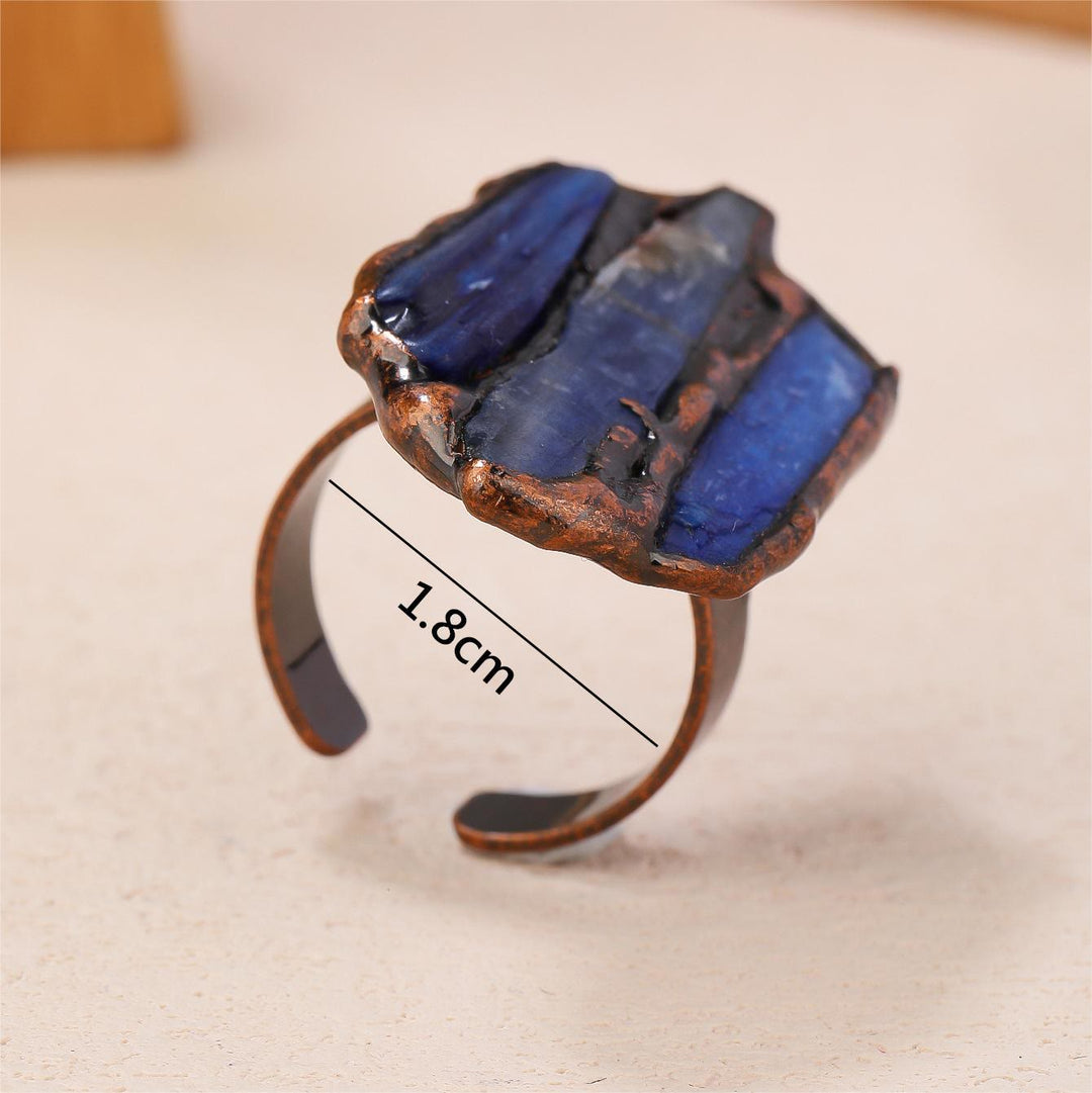 Anillo ajustable con apertura irregular y cianita en bruto de Olivenorma