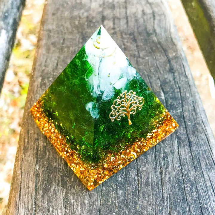 Pirámide de orgón de cristal transparente y jade verde de Olivenorma