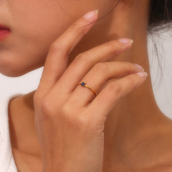 Anillo de acero inoxidable chapado en oro de 18 quilates con piedra natal simple de Olivenorma