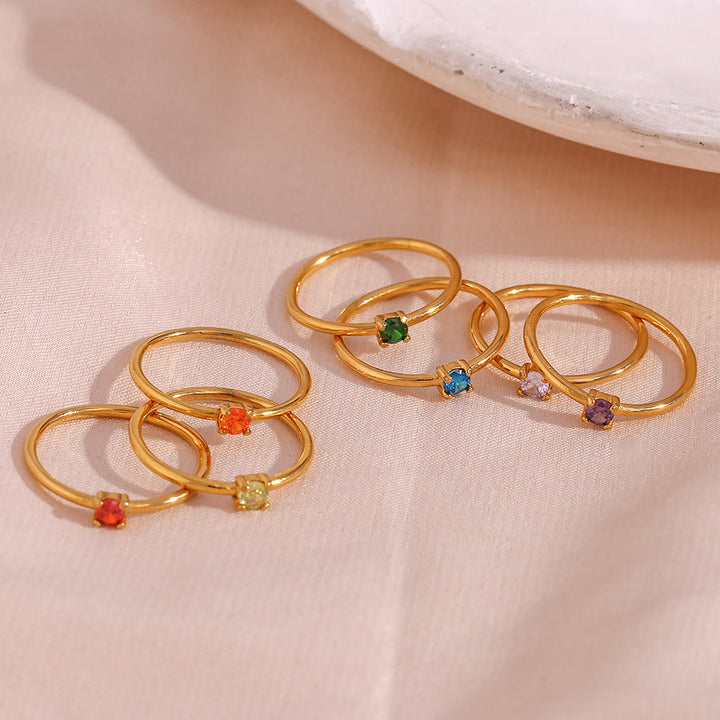 Anillo de acero inoxidable chapado en oro de 18 quilates con piedra natal simple de Olivenorma